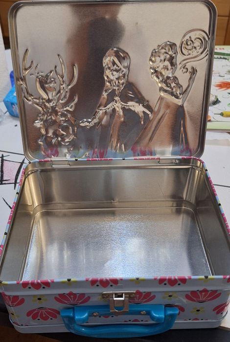 Куфарче метално с 2 пъзела на ледената кралица