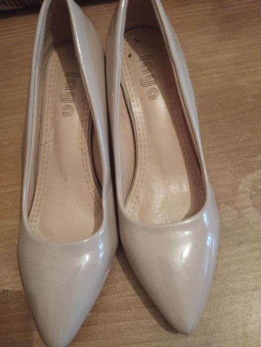 Аяк киімдер сатылады