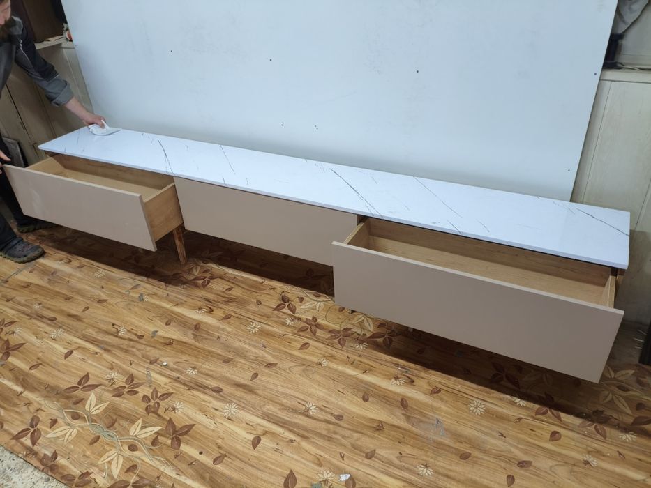 Тумба под телевизор , подвесная