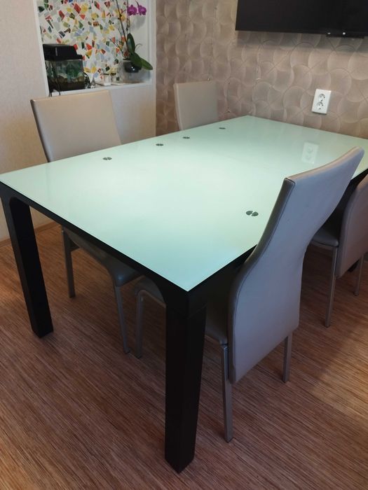 Кухонный стол и 4 стула.                                .