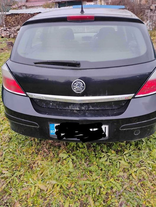 Se vând două mașini la preț de una pentru piese de schimb