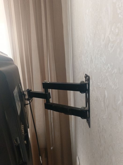 Телевизор с кронштейном