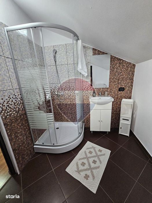 Casă / Vilă cu 9 camere de vânzare