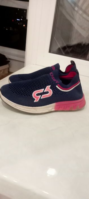 Кроссовки для девочки в отличном состоянии