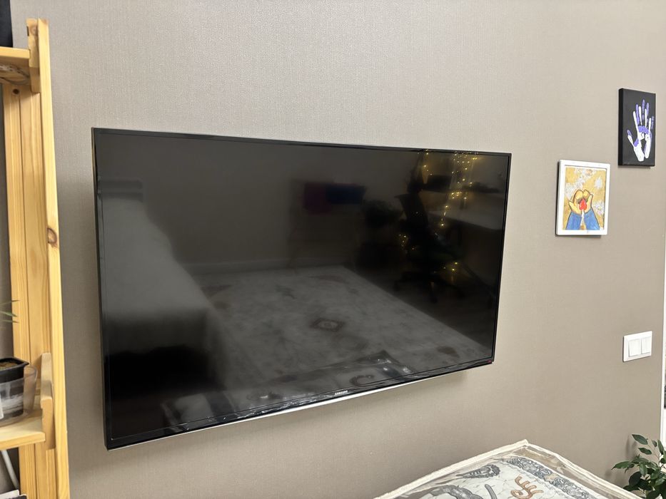 Телевизор Samsung Smart TV с кронштейном