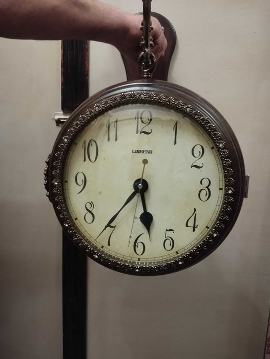 Часы деревянные.