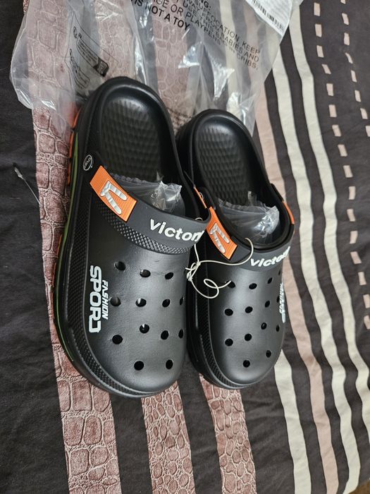 Мъжки чехли като CROCS