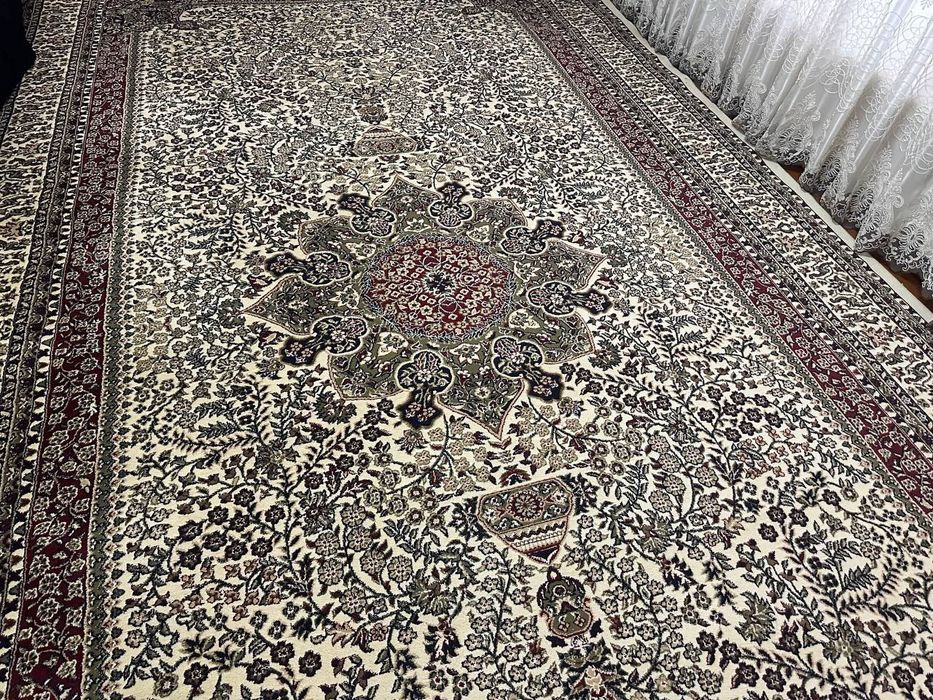 Продаются ковры. Гиламлар сотилади.