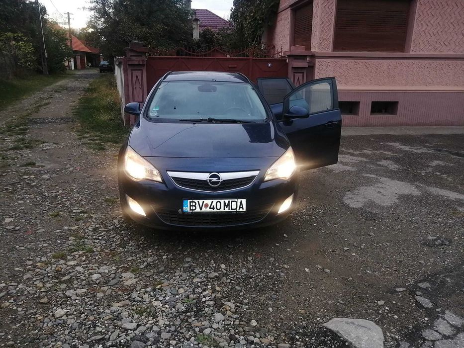 Opel Astra J 2011