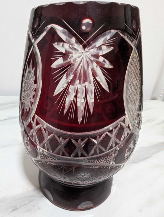 Set cristal rubiniu tăiat – vaza, carafă și 4 pahare – stare excelentă