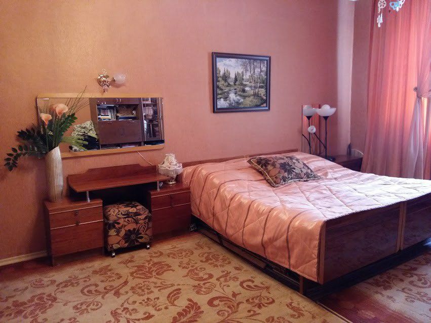 Туалетный столик с зеркалом. Шкаф-буфет.