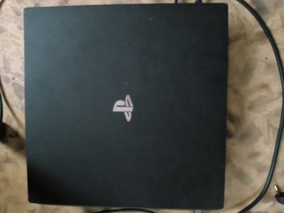 Продам PS4 с подпиской PlayStation plus  100000