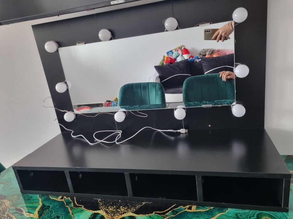 Vând dulap cu oglinda si leduri nou