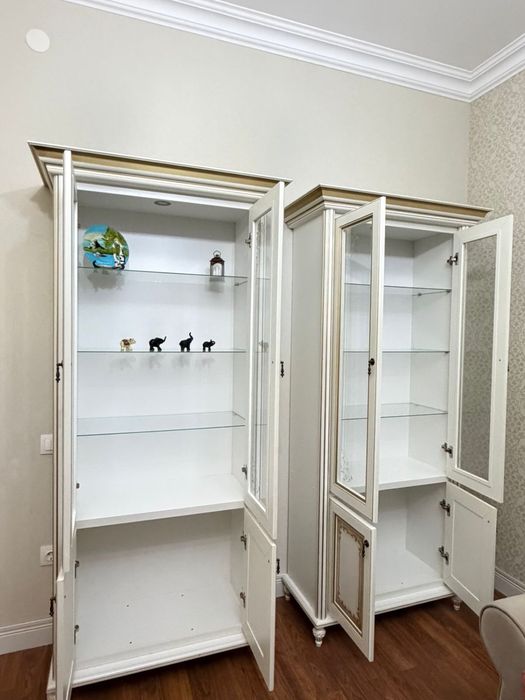 Витрины и комод для гостиной
