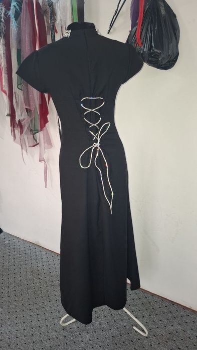 Zamonaviy oqshom libosi