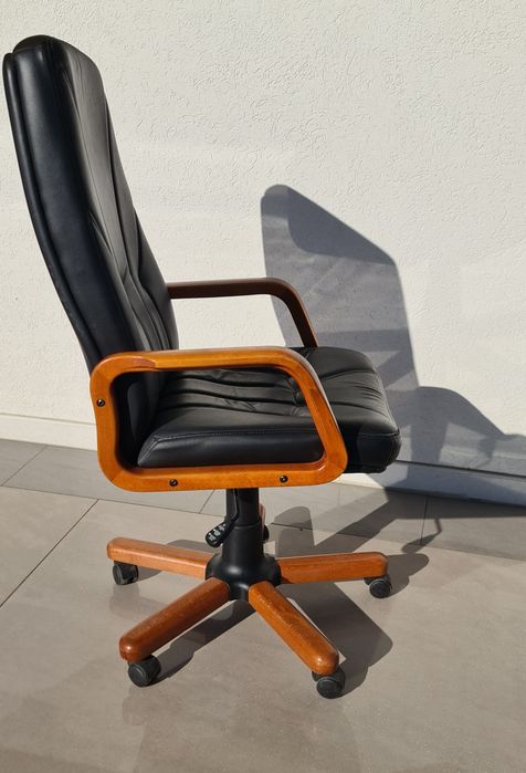 Scaun de birou directorial, piele neagră, lemn culoare cireș