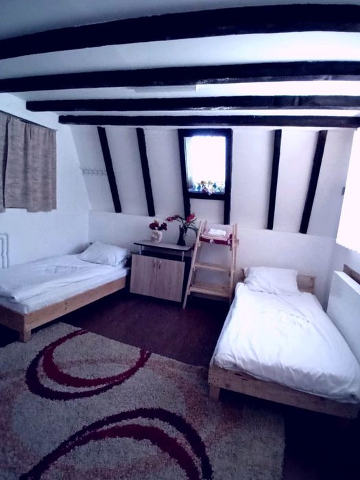 Cabana/pensiune de vanzare cu casuta in copac, Casa A-frame, piscina, ciubar. Judet Dimbovita, 110 km distanta București. Preț 55.000 EUR negociabil.