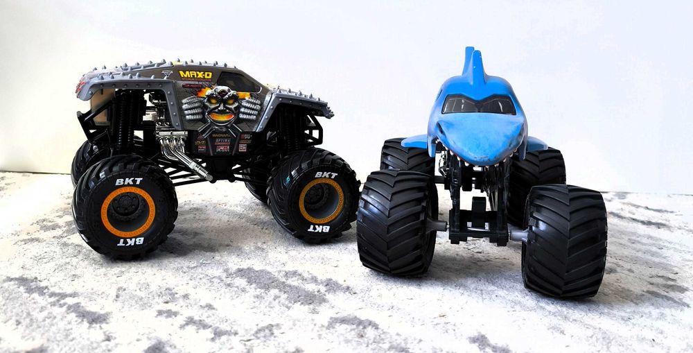Lot jucării băieți – roboți, tancuri și mașinuțe