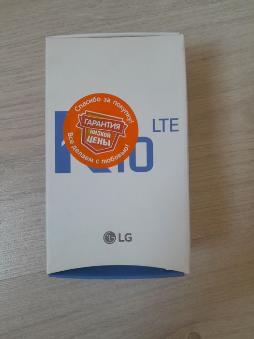 Телефон LG K10, LTE, черного цвета, с золотистой крышкой корпуса.