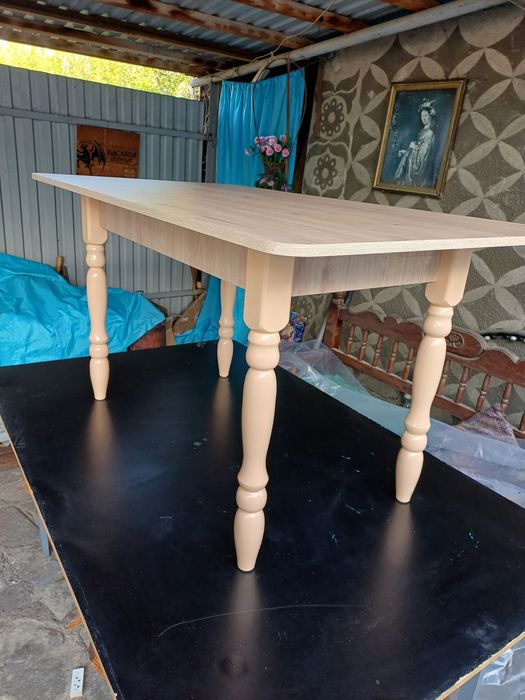 Продам стол кухонный.