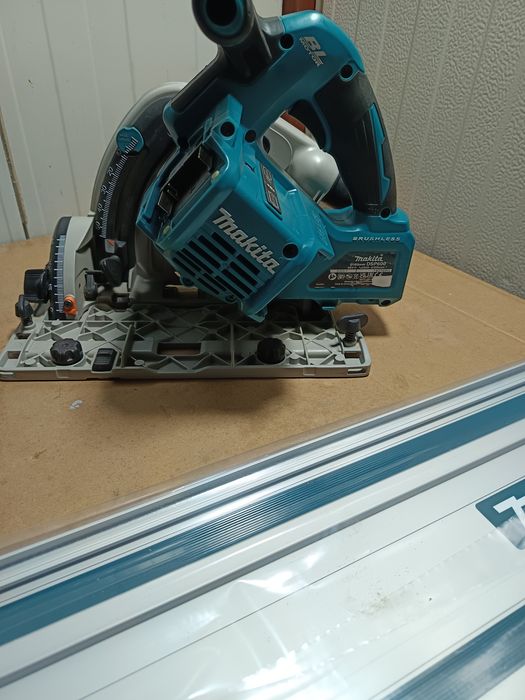 Fierăstrău circular Makita 18 V cu plonjare și motor brushless Sina