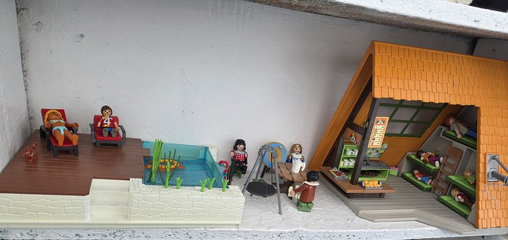 Игрушечный гостевой домик с бассейном