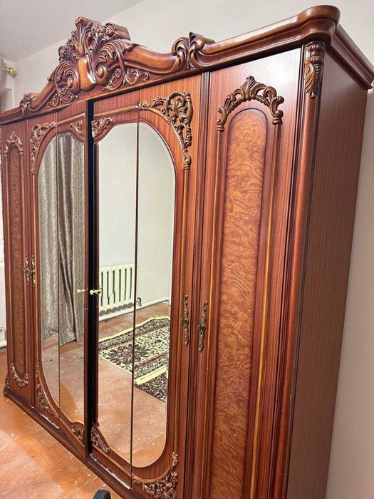 Спальная мебель(шкаф + туалетный столик)