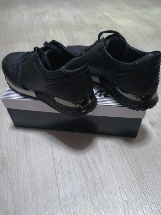 Продам демизизонные кожаные кроссовки