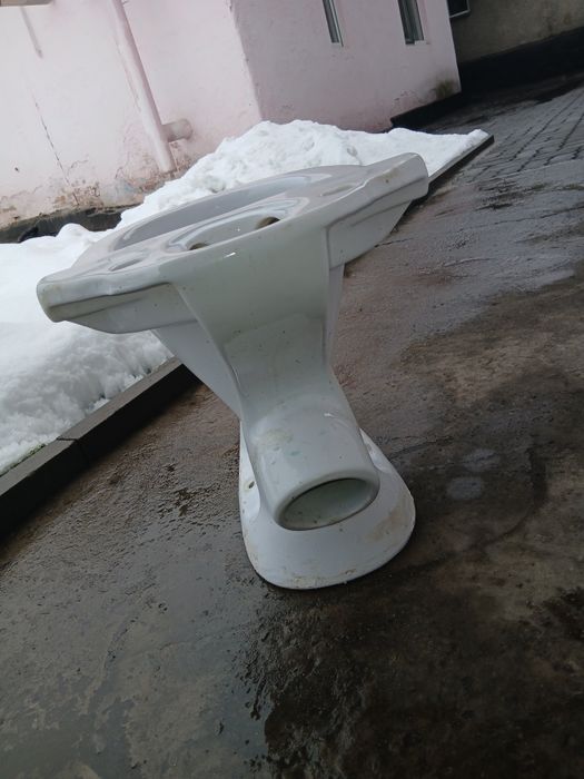 Унитаз б/у. Не комплектный.