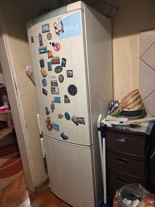 Подарявам работещ хладилник.