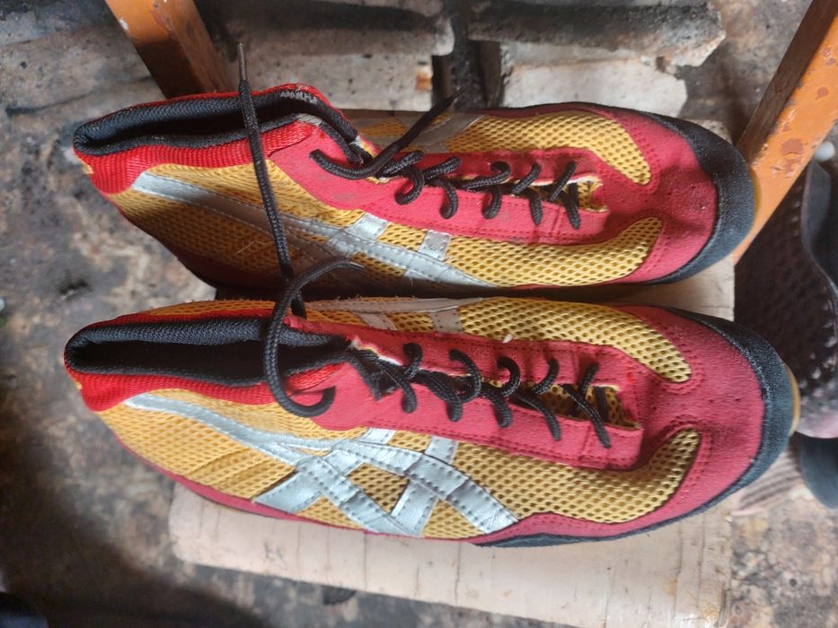 Продаются кроссовки борц.футб.