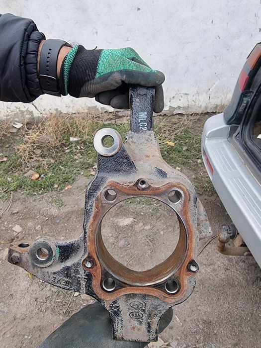 Продам Цапфу переднее правая на Hyundai/KIA Santafe 2013 - 3 поколения