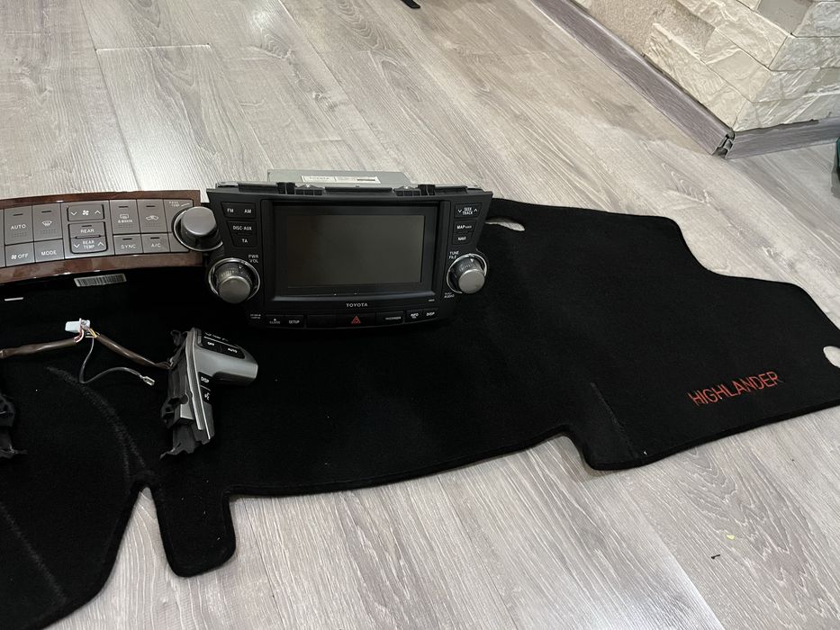 Продам штатную магнитолу Highlander