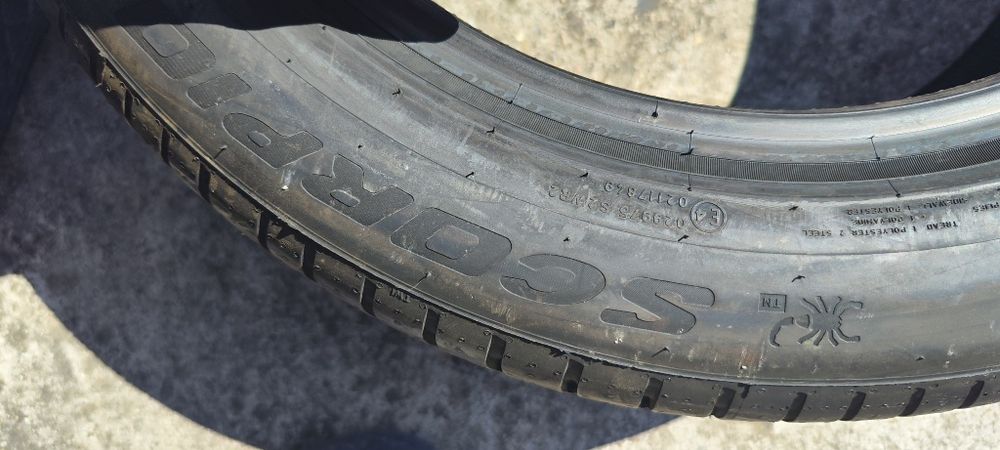 Vând 2 cauciucuri unul Goodyear 215 65 R17 și unul  Pirelli 235 55 R 19