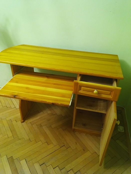 Бюро от масивно дърво