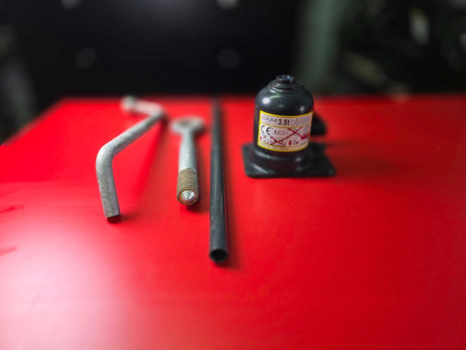 KIT Cric AUTO Hidraulic OEM Iveco Daily + Cheie + Cric + Carlig