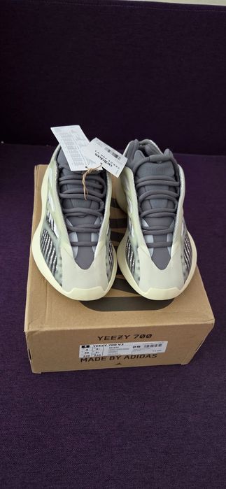Adidasi  yeezy  700,mar 36,noi,cu eticheta