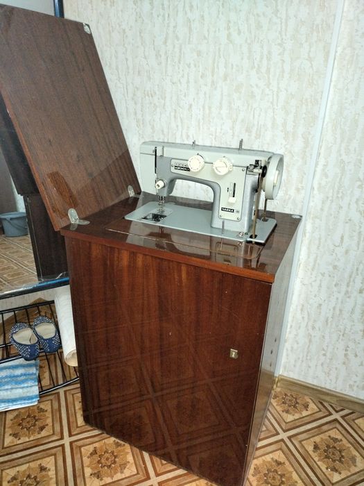 Швейная машина тумба