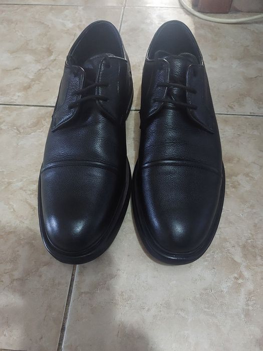 Vind pantofi noi din piele