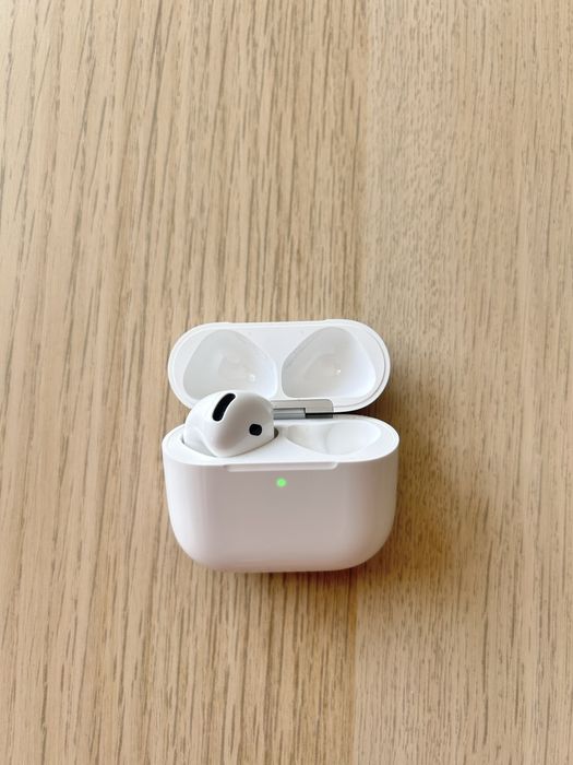 Продавам AirPods 4