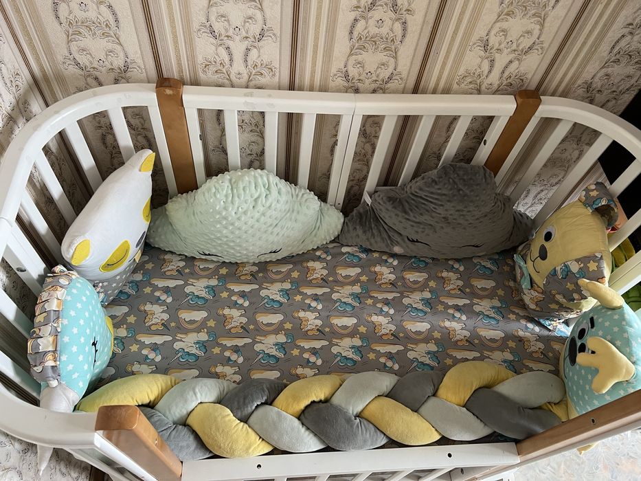 Продам кроватку с бортиками и два матраца