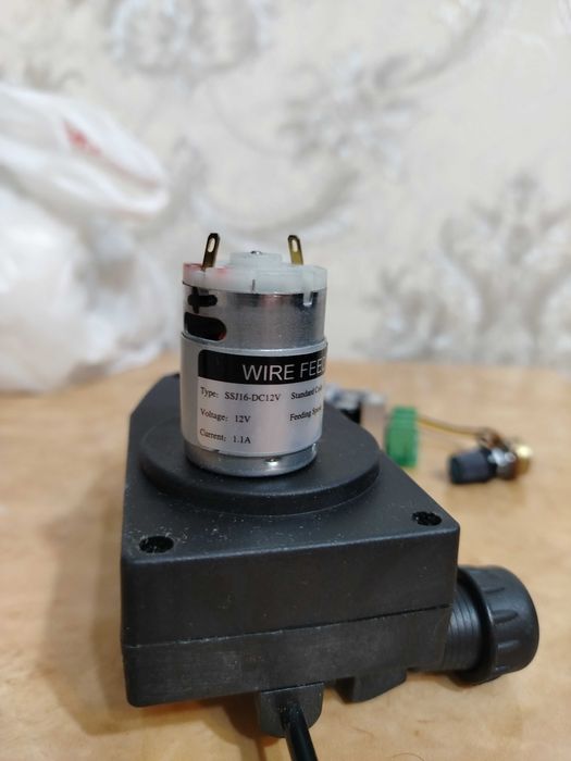 Блок подачи проволоки с регулятором