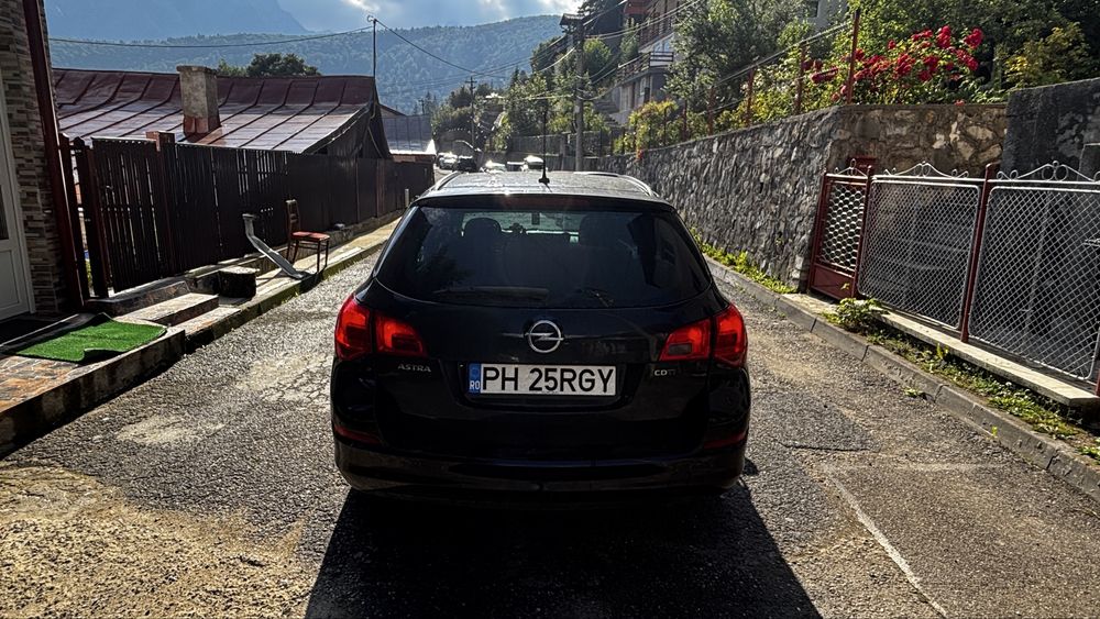 Opel Astra J 2011