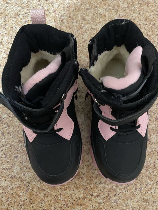 Новые  девечковые  зимние  сапожки  продам