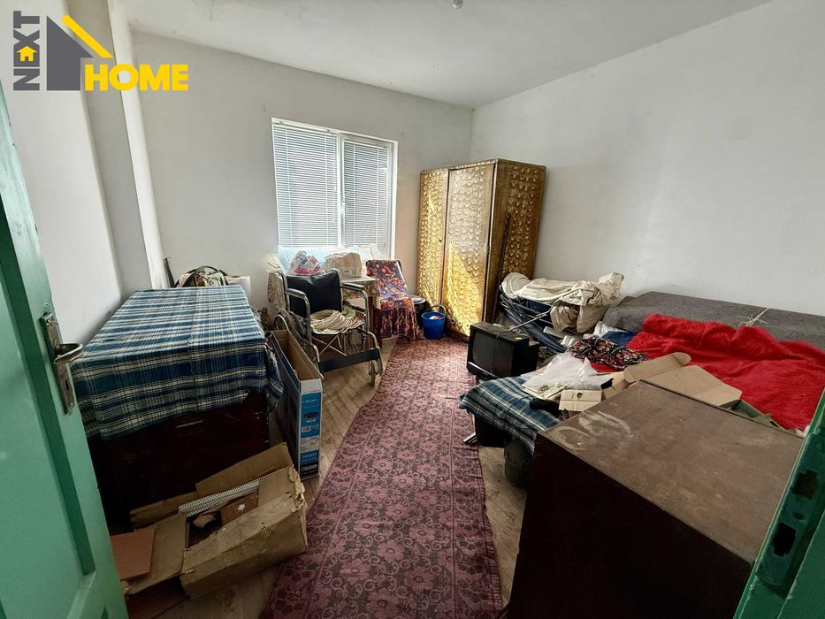 Самостоятелна двуетажна къща с дворно място и гараж