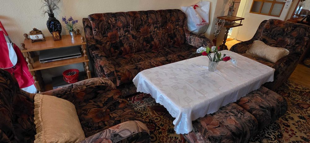 Холна гарнитура, масичка и портманто