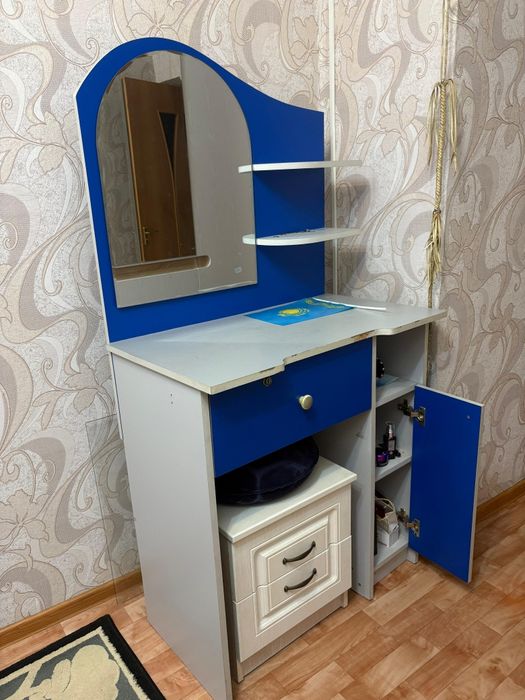 Продам косметический столик