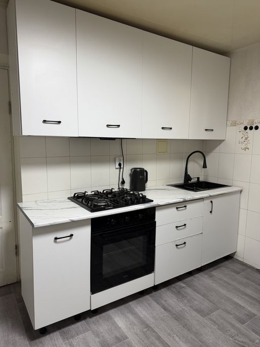 Кухонный гарнитур +духовка+раковина+плита+вытяжка