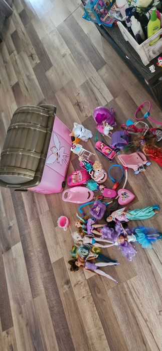 Cufar cu papusi ,masina ,bicicleta si multe jucarii