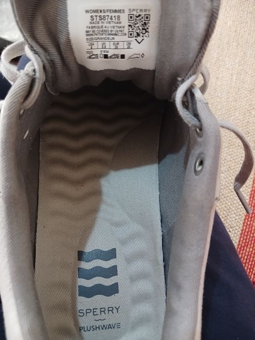 Кроссовки фирмы "Sperry"